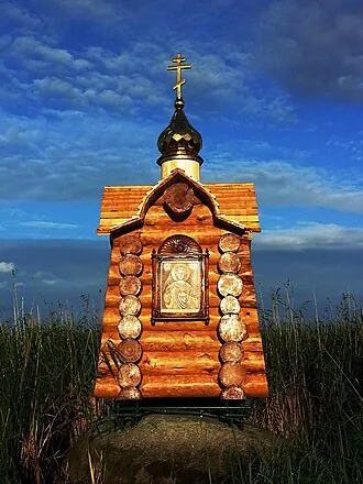 Часовня-памятник на камне в Чудском озере