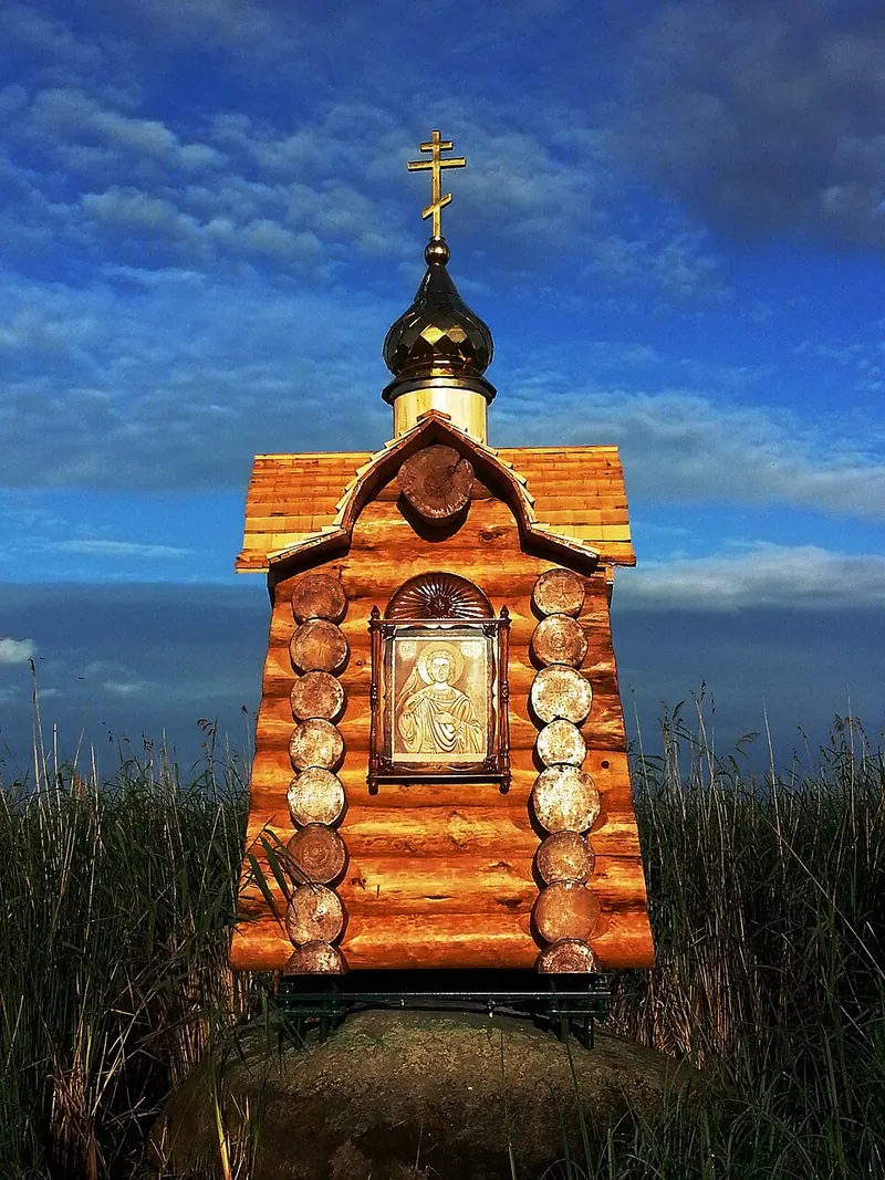 Часовня-памятник на камне в Чудском озере