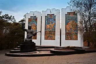 Памятник джангарчи Ээлян Овла (Элиста)