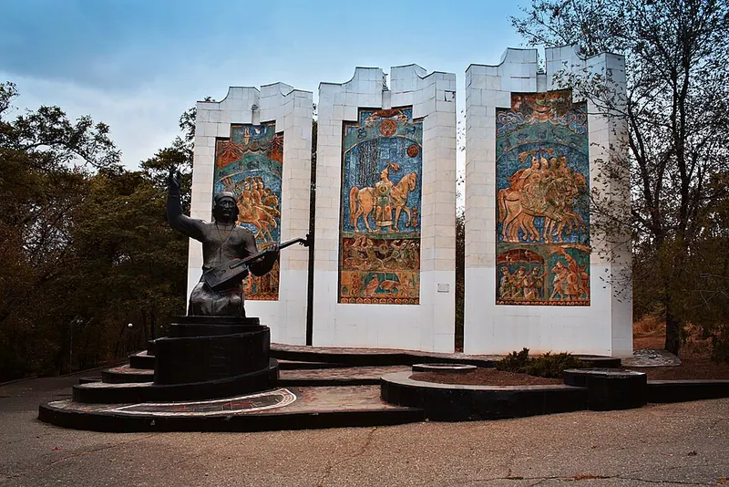 Памятник джангарчи Ээлян Овла (Элиста)