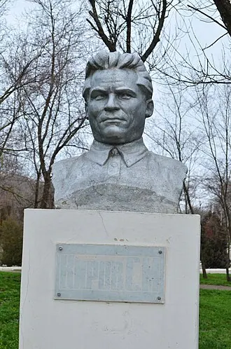 Памятник Кирову (Элиста) — фото 2