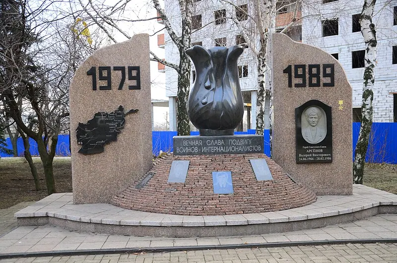 Памятник Валерию Арсенову