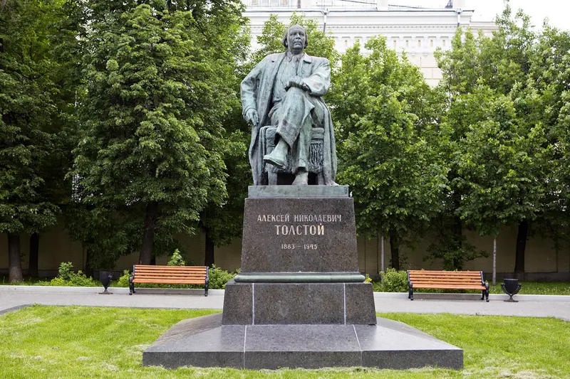 Памятник Алексею Толстому
