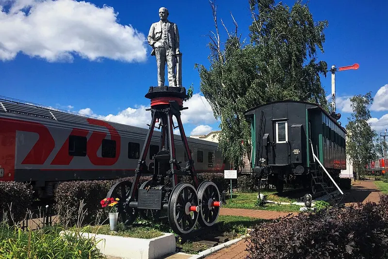 Памятник Ленину у депо Октябрьской железной дороги