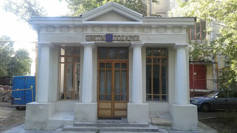Садовый павильон с садом городской усадьбы Лопатиных