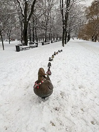 Дорогу утятам! (скульптура) — фото 2