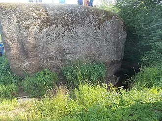 Валун у деревни Камень