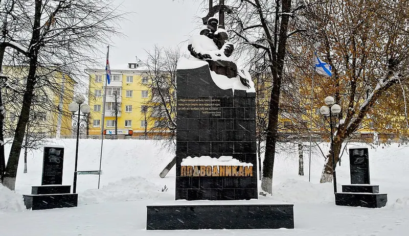 Памятник морякам-подводникам
