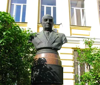 Памятник Алексею Абрикосову
