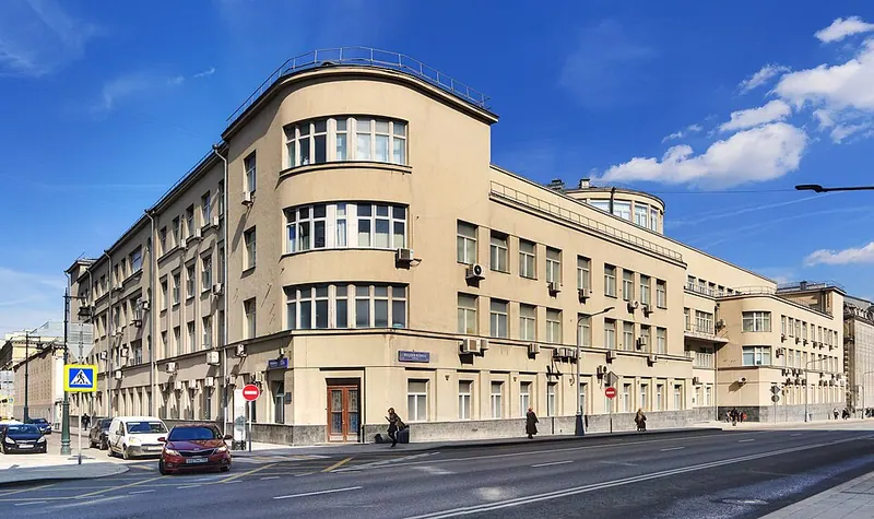 Здание Кремлёвской поликлиники на Воздвиженке