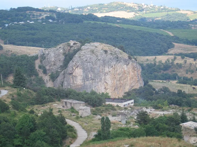 Красный Камень (скала)
