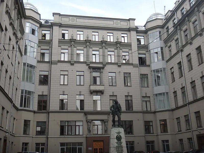 Памятник Воровскому