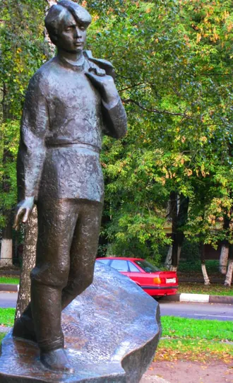 Памятник Есенину на Есенинском бульваре