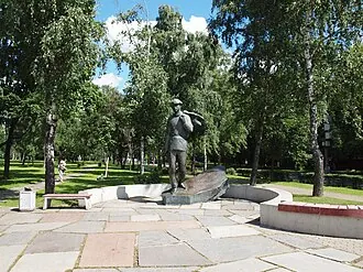 Памятник Есенину на Есенинском бульваре — фото 2