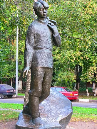 Памятник Есенину на Есенинском бульваре — фото 3