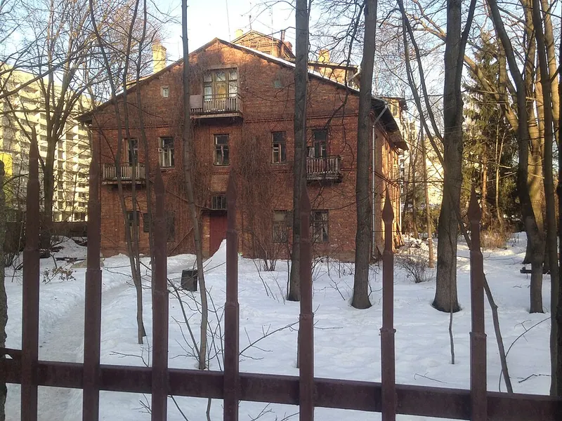 Красный дом в Новогирееве