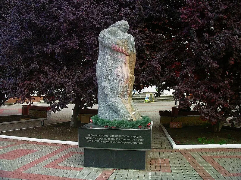 Выстрел в спину (монумент)