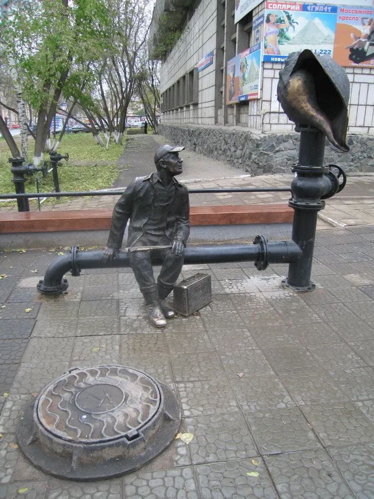 Памятник водопроводчику