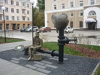 Памятник водопроводчику — фото 4