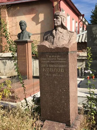 Пантеон в ограде Осетинской церкви — фото 2