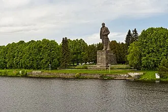 Памятник Ленину у входа в Канал имени Москвы