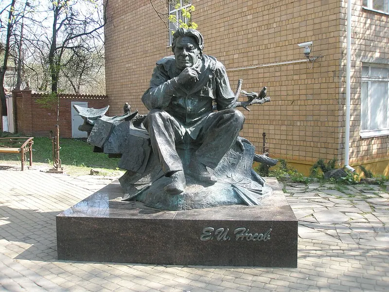 Памятник Евгению Ивановичу Носову (Курск)