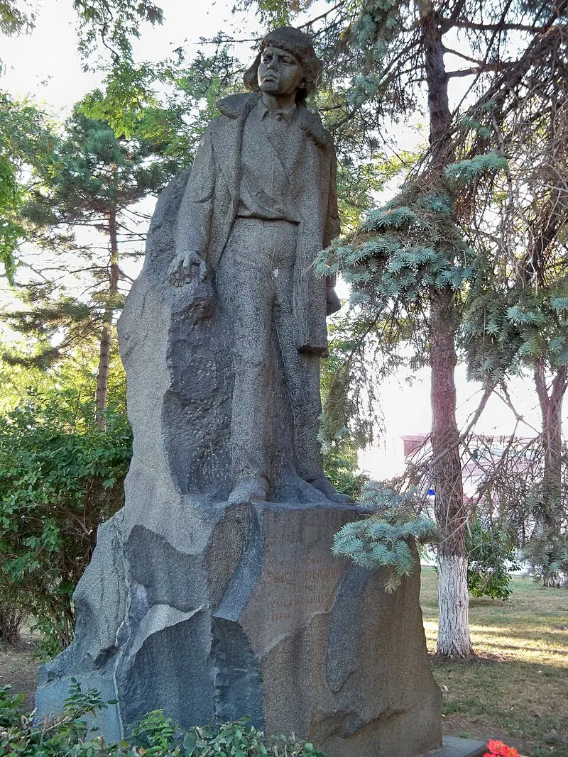 Памятник Володе Дубинину (Керчь)