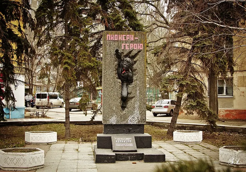 Памятник Толе Балабухе (Мариуполь)