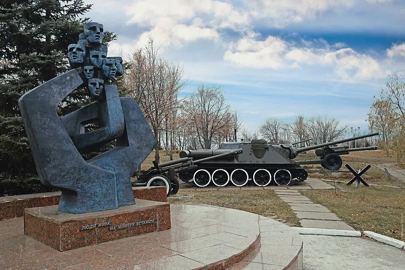 Памятник малолетним узникам фашизма (Саратов)
