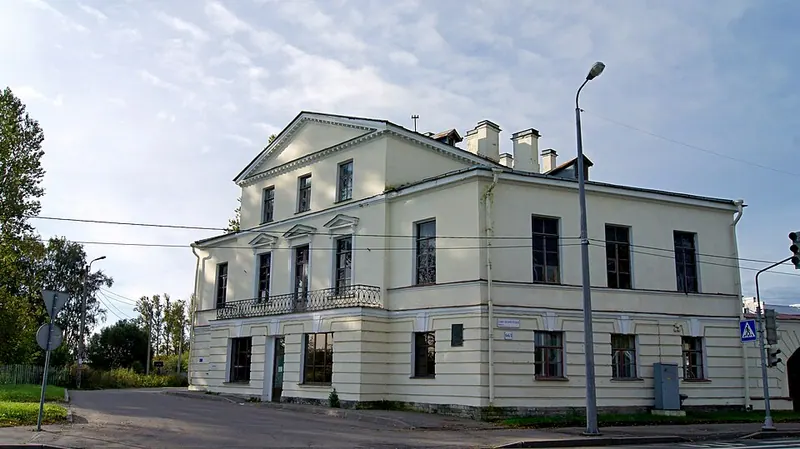 Стрельнинский почтовый дом
