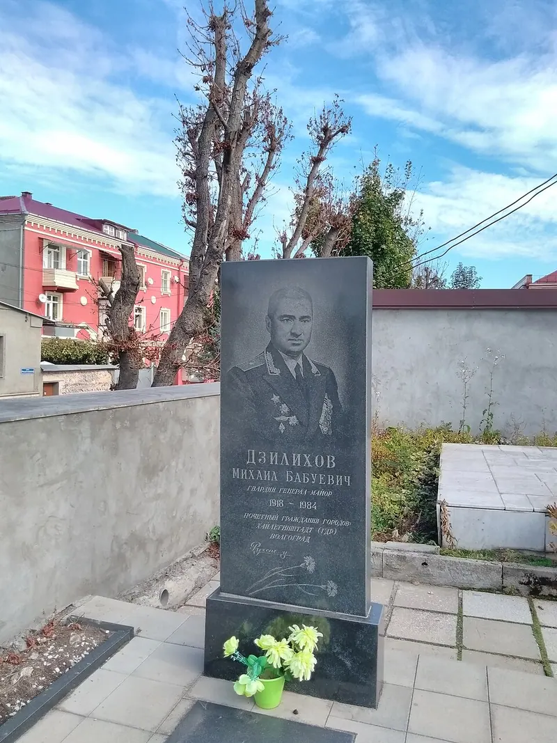 Могила Михаила Дзилихова