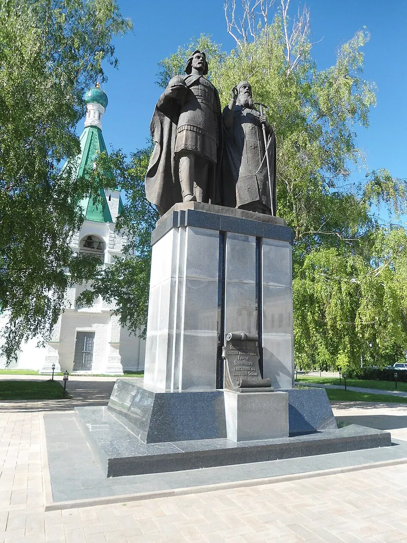 Памятник князю Юрию Всеволодовичу и епископу Симону Суздальскому