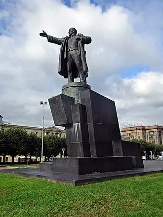 Памятник В. И. Ленину у Финляндского вокзала