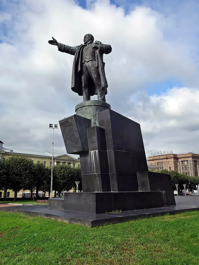 Памятник В. И. Ленину у Финляндского вокзала