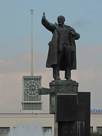 Памятник В. И. Ленину у Финляндского вокзала — фото 3