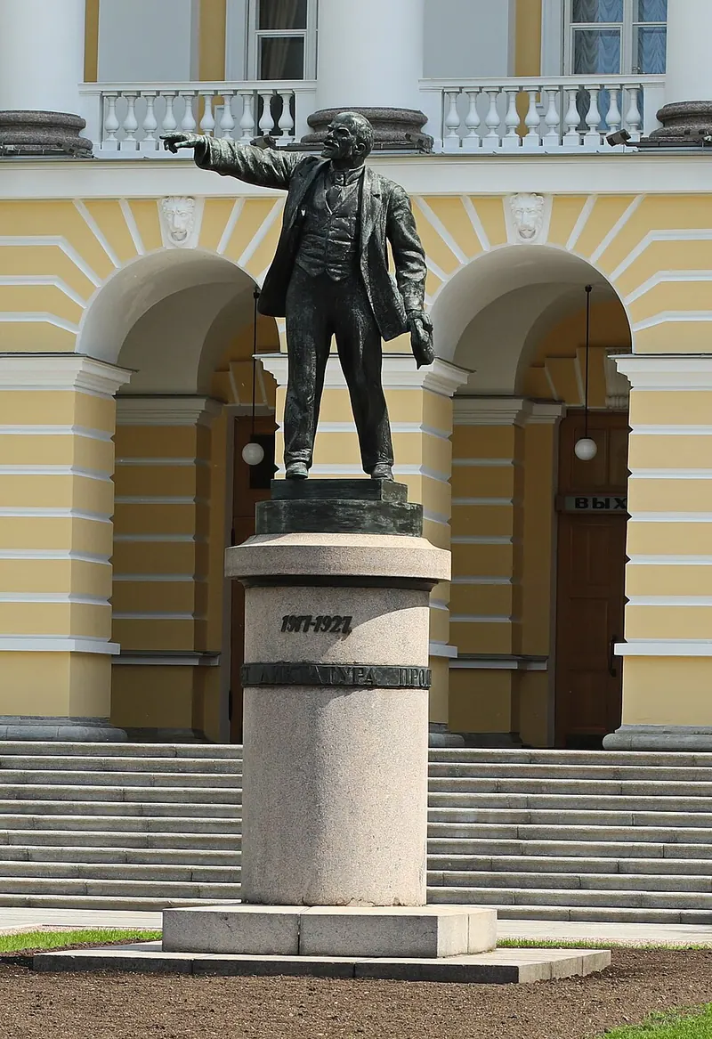 Памятник В. И. Ленину у Смольного