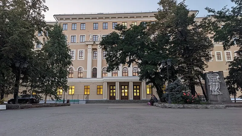 Здание бывшего городского мещанского училища (Москва)