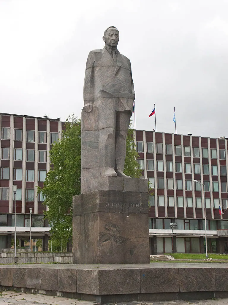 Памятник О. В. Куусинену