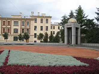 Памятник военным медикам