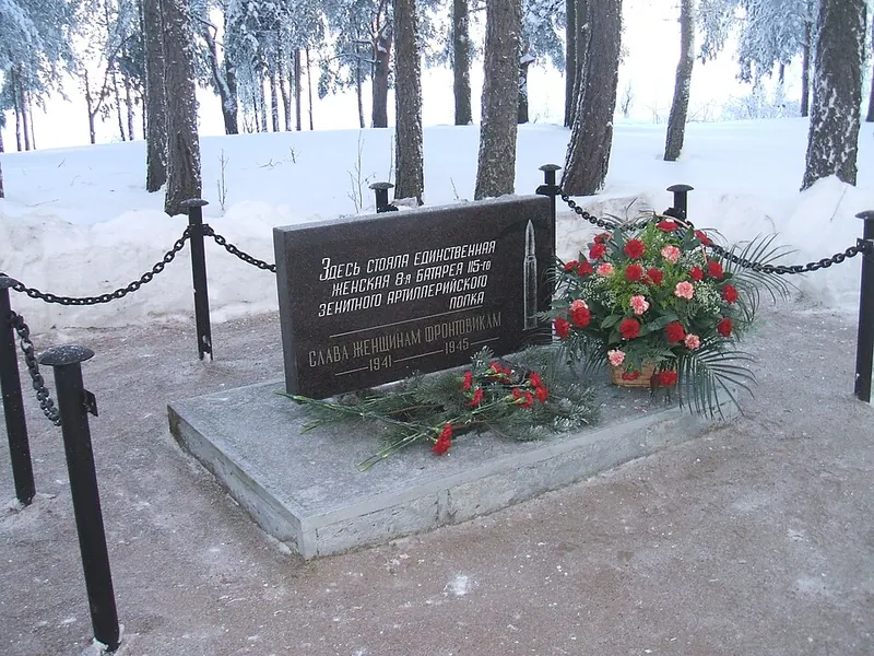 Памятник женской зенитной батарее