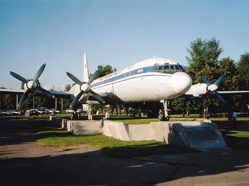 Памятник самолёту Ил-18 (Шереметьево)