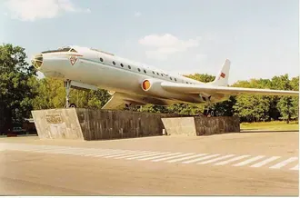 Памятник самолёту Ту-104 (Москва, Внуково)