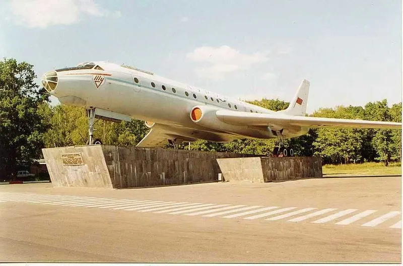 Памятник самолёту Ту-104 (Москва, Внуково)