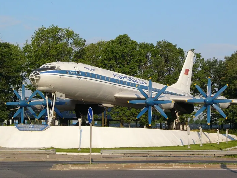 Памятник самолёту Ту-114 (Домодедово)