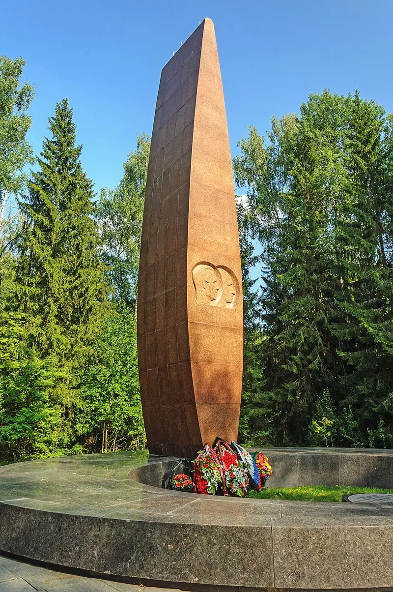 Мемориал на месте гибели Юрия Гагарина и Владимира Серёгина