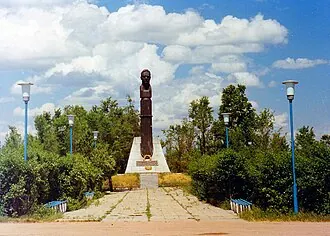 Памятник лётчику-космонавту Комарову (Оренбургская область) — фото 3