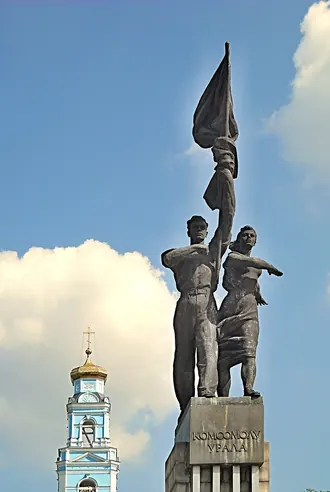 Памятник Комсомолу Урала — фото 2