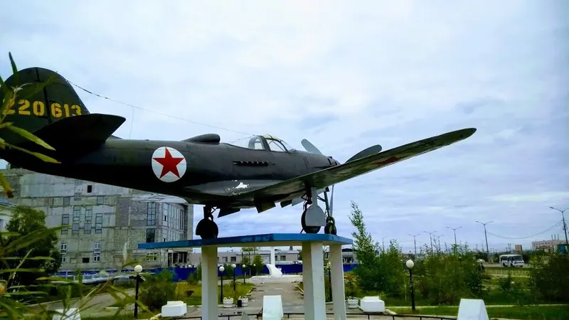 Памятник самолёту Бэлл П-39 «Аэрокобра»
