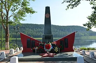 Памятник воинам-землякам, погибшим в годы Великой Отечественной войны (Томмот)