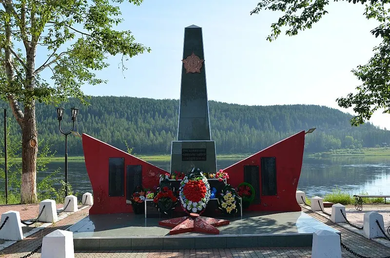 Памятник воинам-землякам, погибшим в годы Великой Отечественной войны (Томмот)